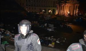 Перед мітингувальниками на коліна став батько беркутівця, що розганяв Майдан