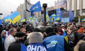 Як Партія регіонів звозить людей на підтримку Януковича