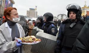 Евромайданівців і прихильників влади розділяють три кордони міліції