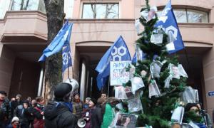 Під вікна Ринату Ахметову принесли «криваву йолку» 