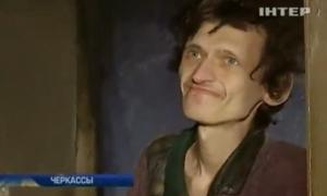 У Черкасах жінка 30 років тримала сина в сараї