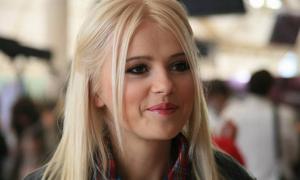 Міка Ньютон прилетіла в Україну, але на Майдани часу не має