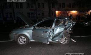 У столиці водій BMW в’їхав у Chevrolet і зніс стовп