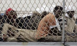 В Італії мігранти зашили собі роти на знак протесту