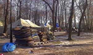Учасники Антимайдану згортають свій табір, щоб зустріти свята у родинному колі