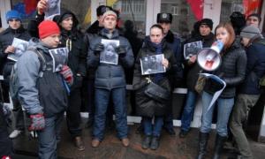 Євромайданівці пікетують будівлю МВС і вимагають відставки Захарченка