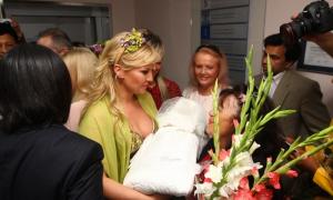 Доньки Камалії уже мають норкові шубки та гору брендового одягу