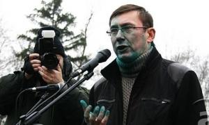Луценка облили зеленкою під час мітингу в Харкові