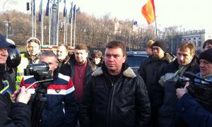Пшонка забарикадувався від активістів Автомайдану камазами