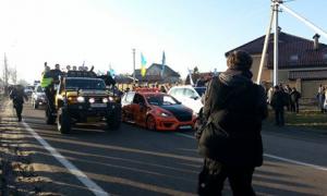Мітингувальники з Межигір’я вирушили в гості до Азарова й Медведчука