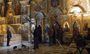 Янукович вітатиме українців з Лаври на фоні жовто-блакитної ялинки