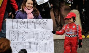 Фанати Шумахера відзначили його день народження біля лікарні