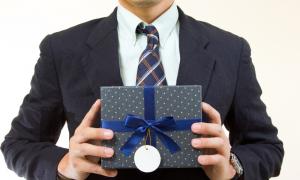 У російських чиновників відбиратимуть занадто дорогі презенти