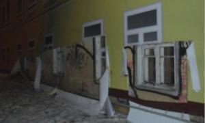 У російських містах, якими проносять Олімпійський вогонь, старі будинки заклеюють постерами