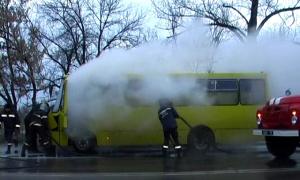 В Луганську під час руху загорівся автобус