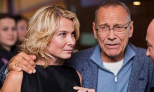 Кончаловський з дружиною повернулися до роботи, щоб заплатити за лікування доньки