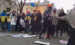 «Злі українки» закидали іграшками міліцію під Адміністрацією президента