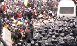 У центрі Києва сталися сутички між мітингувальниками і внутрішніми військами