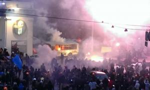 Мітингарі підпалили автобус правоохоронців 