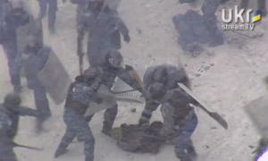 Силовики відтісняють мітингувальників у бік Майдану