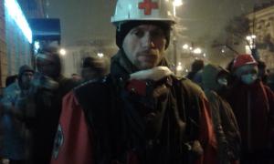 Медики кажуть, що до світлошумових гранат Беркутівці прикріплюють бруківку, щоб поранити більше людей