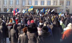 У Житомирі та Франківську протестувальники штурмують місцеву владу