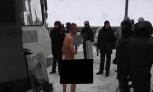 «Беркут» роздягнув догола і фотографував затриману людину