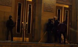 Черкащани беруть штурмом облдержадміністрацію (оновлено)