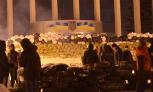 У Рівному та Львові захоплені адміністрації укріпили барикадами