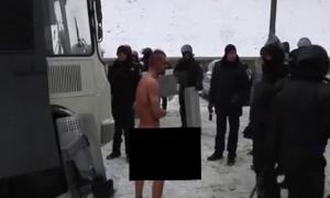 Силовиків, які на морозі роздягнули догола активіста, можуть засудити до 15 років