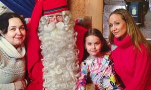 Євгенія Власова відпочила з донькою та мамою у Лапландії