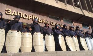 Під Запорізькою ОДА зібралися майданівці, міліція й тітушки