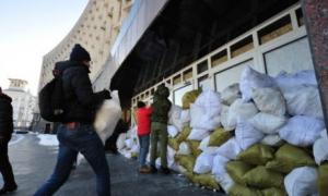 В Сумах мітингувальники барикадують ОДА мішками зі снігом