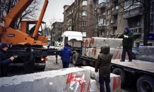 Поблизу Інститутської у Києві розбирають бетонну барикаду