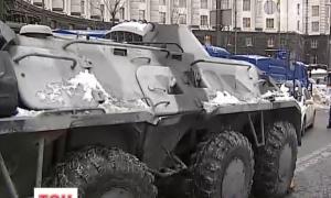 До Кабміну підігнали БТР-и і водомети, а на Шовковичну — автозаки