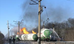 На Донеччині на залізниці горять цистерни, частину сусіднього села відселили