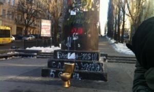На місці пам’ятника Леніну студенти встановили золотий унітаз