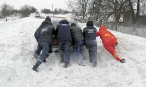 Волинські села відкопують від снігу