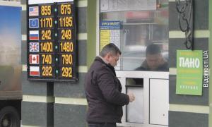 Падіння гривні спровокувало ріст цін на бензин та імпортні товари