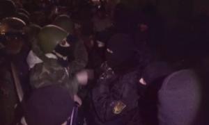Звільнену будівлю КМДА громили, а вночі знову намагалися захопити