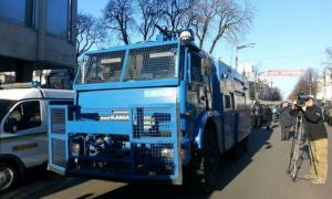 Силовики захищають парламент від мітингувальників водометом