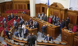 Спікер дозволив реєструвати всі проекти змін до Конституції від опозиції