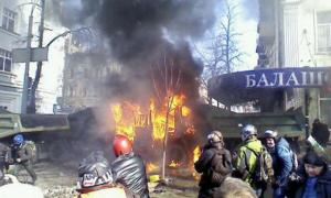На Грушевського знову горять покришки, мітингувальники прорвали кордон військ