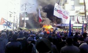 У центрі Києва розриваються гранати, лунає стрілянина