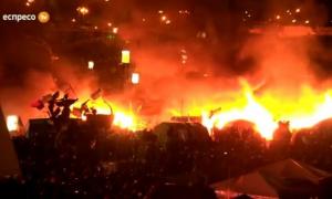 На охопленому вогнем Майдані мітингарі співають гімн України