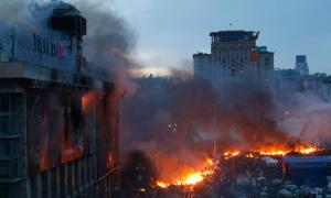 Пожежники майже півдоби гасять вогонь у Будинку профспілок, міліція звинуватила Правий сектор