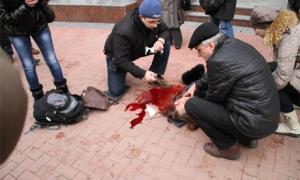 У Хмельницькому з вікон СБУ стріляли в мітингувальників, вбито жінку