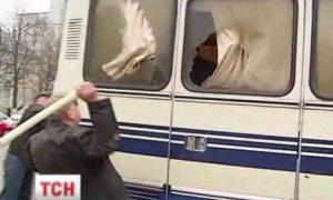 У Борисполі розрощили шість автобусів із кримськими силовиками