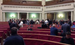 У Раду сходяться нардепи, є кілька десятків регіоналів