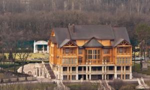 Резиденція президента Януковича  відкрита для відвідувачів
